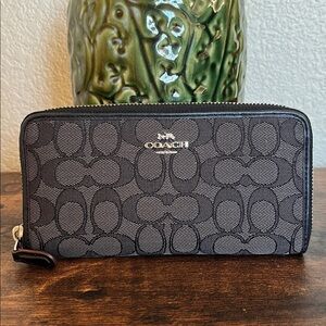 LIKE NEW Coach Accordion Zip Wallet In Signature Jacquard